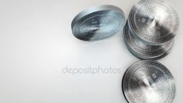 Серебряные икономические монеты падают на белый фон — стоковое видео