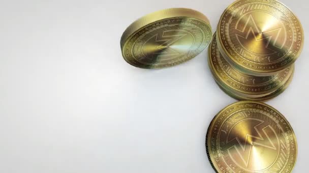 Monedas de oro mondero cayendo sobre fondo blanco — Vídeo de stock