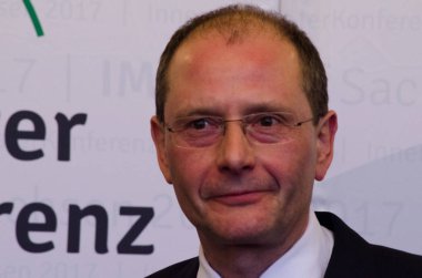 Almanya, Leipzig - Aralık 07, 2017: Almanya, Leipzig - Aralık 07, 2017: Markus Ulbig konuşuyor basına açılması ve İçişleri Bakanları Konferansı