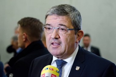 Almanya, Leipzig - Aralık 07, 2017: Lorenz Caffier, Mecklenburg-Vorpommern İçişleri Bakanları Konferansı basına konuşan Cdu İçişleri Bakanı