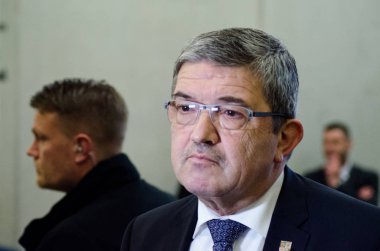Almanya, Leipzig - Aralık 07, 2017: Lorenz Caffier, Mecklenburg-Vorpommern İçişleri Bakanları Konferansı basına konuşan Cdu İçişleri Bakanı