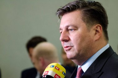 Almanya, Leipzig - Aralık 07, 2017: Andreas Geisel, İçişleri Bakanı İçişleri Bakanları Konferansı, basın ile görüşmesinde Berlin SPD