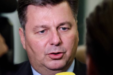 Almanya, Leipzig - Aralık 07, 2017: Andreas Geisel, İçişleri Bakanı İçişleri Bakanları Konferansı, basın ile görüşmesinde Berlin SPD