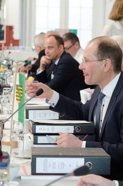 Deutschland, leipzig - 07.12.2017: die innenminister der länder eröffnen die innenministerkonferenz — Stockfoto