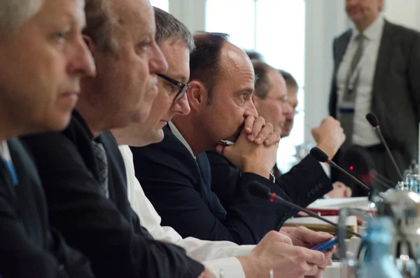 ALLEMAGNE, LEIPZIG - 07 DÉZEMBRE 2017 : Les ministres de l'Intérieur des États fédéraux ouvrent la conférence des ministres de l'Intérieur — Photo