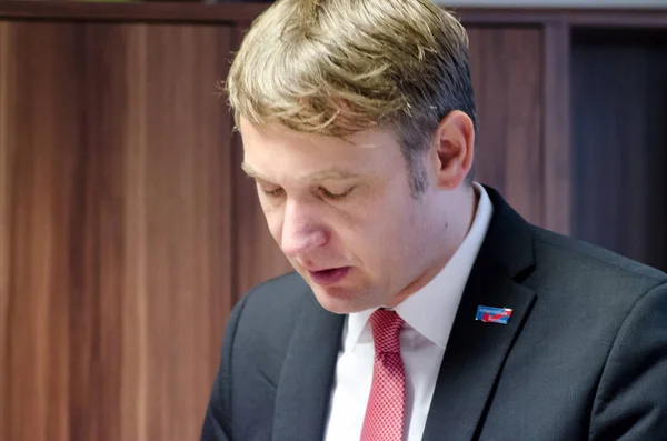 ALEMANIA, ZEITZ - 09 DE DICIEMBRE DE 2017: Andre Poggenburg en la reapertura de la oficina de distrito electoral de AfD Zeitz — Foto de Stock