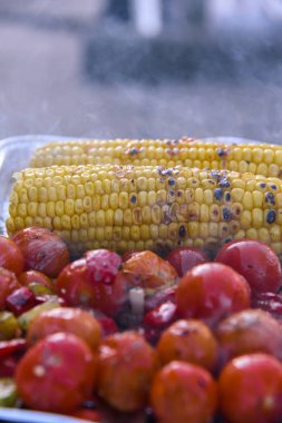 Hazır olmak için mangalda sebze var.