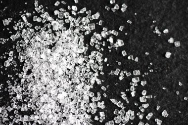 şeker üzerinde siyah arka plan makro yakın çekim