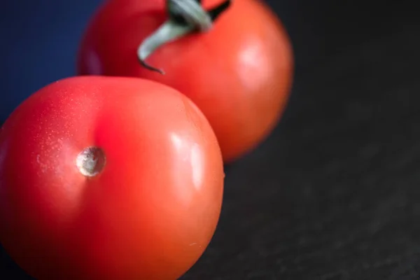 Nahaufnahme frischer, reifer Tomaten auf schwarzem Hintergrund — Stockfoto