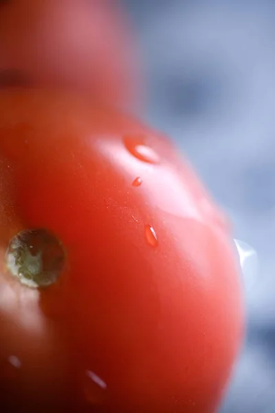 Nahaufnahme frischer, reifer Tomaten auf schwarzem Hintergrund — Stockfoto