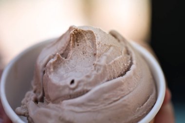 El vintage sesi çikolatalı dondurma tutarak