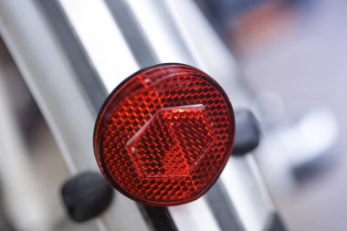 Bir kırmızı arka plan ışığı ve kırmızı Emanet reflektör modern şehir Kiralama yakın çekim