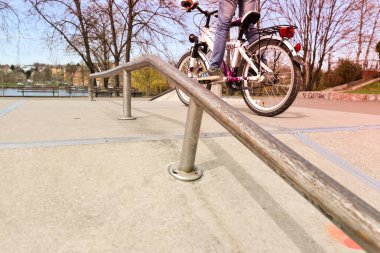 çocuklar paten patenci yolda, bir bisiklet üzerinde yer