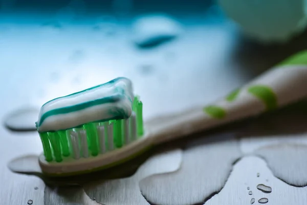 歯ブラシと歯磨き粉を背景に — ストック写真