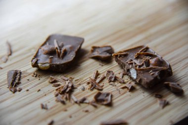 Çikolata yığını alan sığ derinliği ile koyu arka plan üzerinde kırık