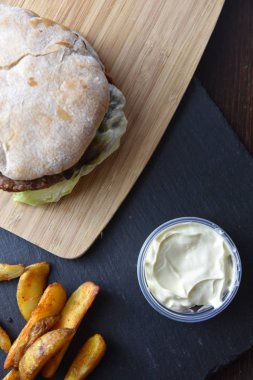 Barbekü burger karanlık surfaceclose-up üzerinde ızgara et ve patates ile