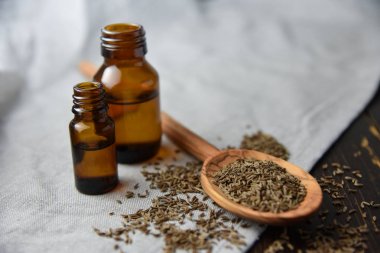 Kimyon yağı ve tohum tahta kaşık ve uçucu yağ