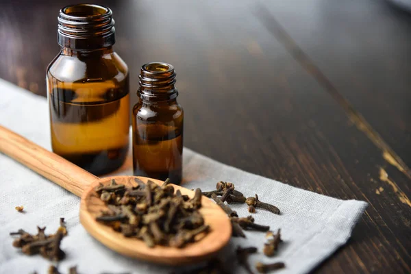 Karanfil, eski ahşap arka plan, seçici odak petrol şişe