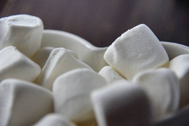 Kabarık beyaz hatmi yakın çekim.