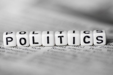 Word ahşap alfabe bloklar gazete üzerinde oluşturduğu siyaset