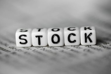 Word ahşap alfabe bloklar gazete üzerinde oluşturduğu stok