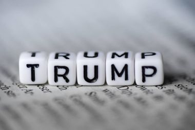 Ahşap alfabe bloklar üzerinde gazete Word Trump oluşturduğu