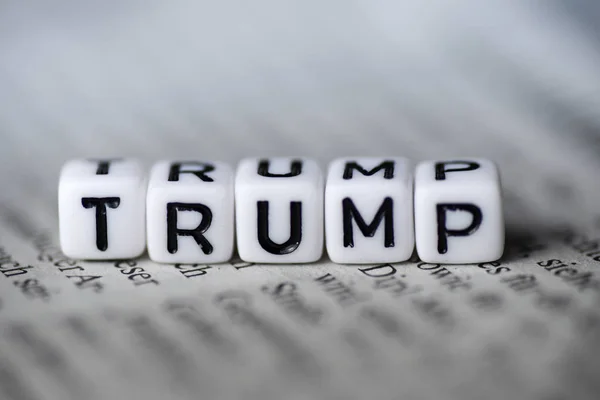 Word TRUMP formé par des blocs d'alphabet en bois sur le journal — Photo