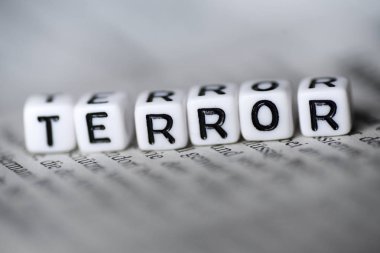 Word ahşap alfabe bloklar gazete üzerinde oluşturduğu terör