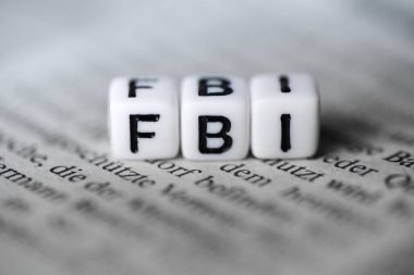 Ahşap alfabe bloklar üzerinde gazete Word FBI oluşturduğu