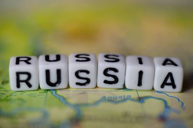 Alfabe bloklar atlas harita üzerinde oluşturduğu Word Rusya