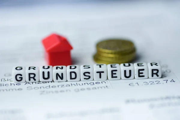 Německé slovo Pozemková daň tvořená Abeceda bloky: Grundsteuer — Stock fotografie