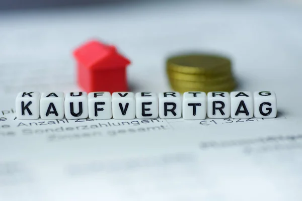 Německé slovo kupní smlouvy tvořené Abeceda bloky: Kaufvertrag — Stock fotografie