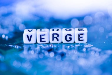 Word tarafından alfabe bloklar üzerinde anne cryptocurrency eşiğinde