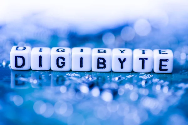 Слово DIGIBYTE, утворене блоками алфавіту на материнській криптовалюті — стокове фото