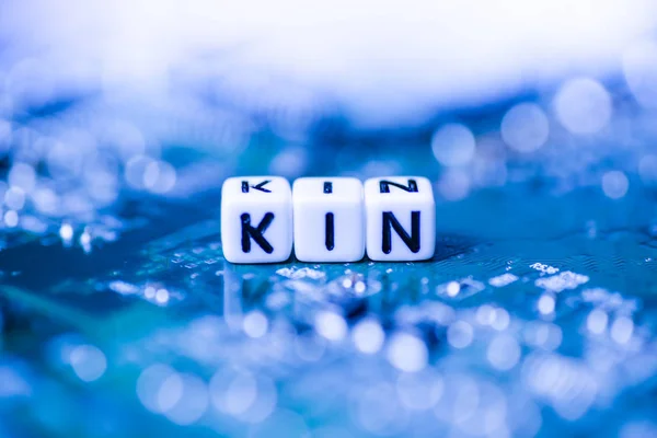 Parola KIN formata da blocchi alfabetici su criptovaluta madre — Foto Stock