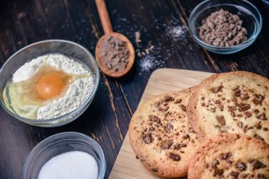Çikolata kurabiye un yumurta ve malzemeler ahşap tablo