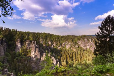 Bastei Neurathen kale kalıntıları çevresinde İsviçre Saksonya kayalarda. Almanya.