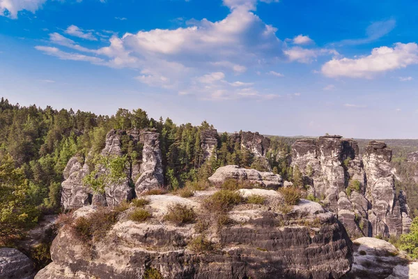 Bastei Neurathen kale kalıntıları çevresinde İsviçre Saksonya kayalarda. Almanya.