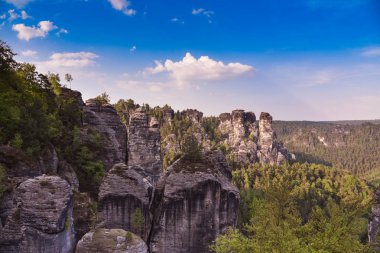 Bastei Neurathen kale kalıntıları çevresinde İsviçre Saksonya kayalarda. Almanya.