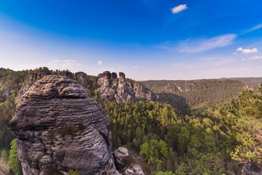 Bastei Neurathen kale kalıntıları çevresinde İsviçre Saksonya kayalarda. Almanya.