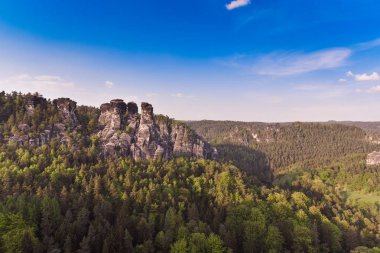 Bastei Neurathen kale kalıntıları çevresinde İsviçre Saksonya kayalarda. Almanya.