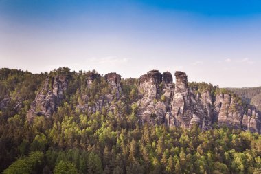 Bastei Neurathen kale kalıntıları çevresinde İsviçre Saksonya kayalarda. Almanya.
