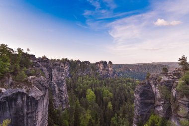 Bastei Neurathen kale kalıntıları çevresinde İsviçre Saksonya kayalarda. Almanya.