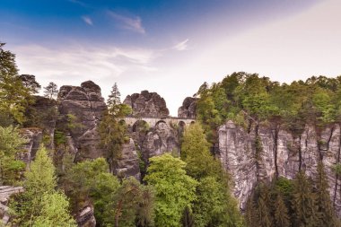 Bastei Neurathen kale kalıntıları çevresinde İsviçre Saksonya kayalarda. Almanya.