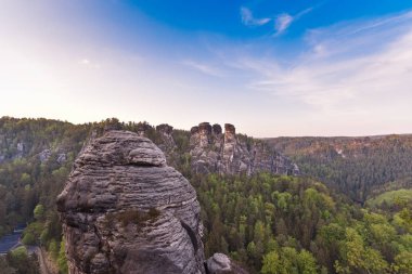Bastei Neurathen kale kalıntıları çevresinde İsviçre Saksonya kayalarda. Almanya.