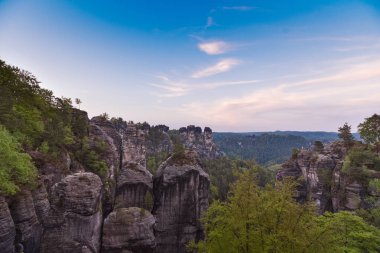 Bastei Neurathen kale kalıntıları çevresinde İsviçre Saksonya kayalarda. Almanya.