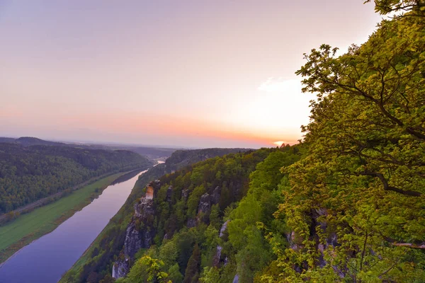 Blick auf die Elbe und die Berge der Sächsischen Schweiz bei rathen — Stockfoto