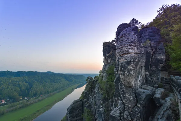 Widok rzeki Łaby i góry Saksonii szwajcarskiej w rathen — Zdjęcie stockowe
