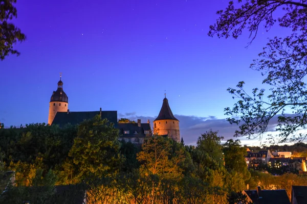 Altenburg Germania - Maggio 2018: l'imponente castello di residenza di fronte al cielo blu notturno estivo — Foto Stock