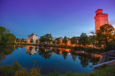 Altenburg Almanya-Mayıs 2018: küçük gölet ve arttower önünde mavi yaz gökyüzü Kunstturm